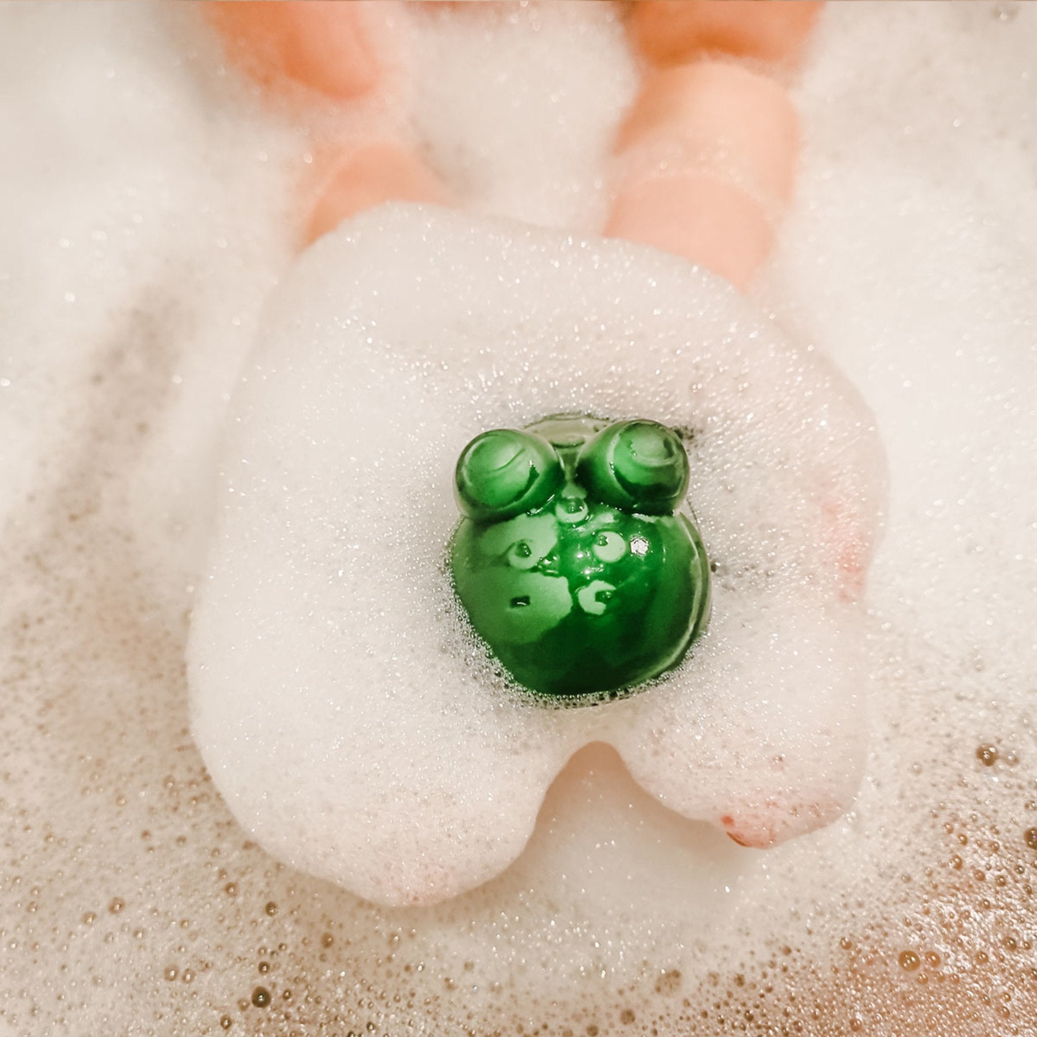 hevea-fred-the-frog-badespielzeug-aus-naturkautschuk image 4