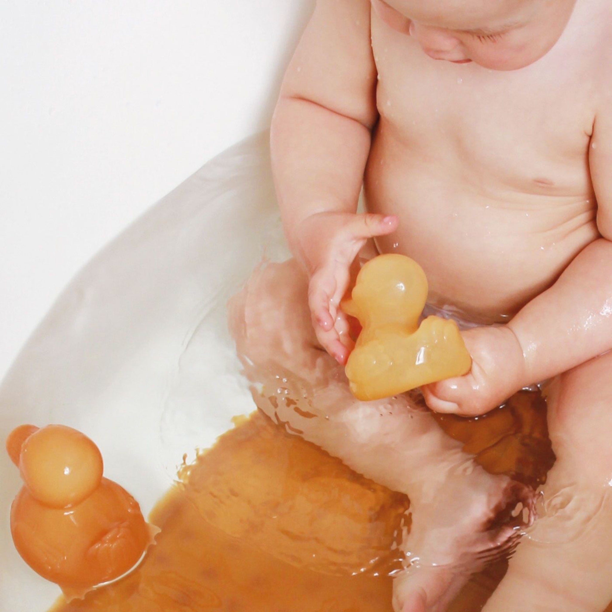 hevea-alfie-badeente-aus-100-naturkautschuk-badespielzeug-ohne-loch image 3
