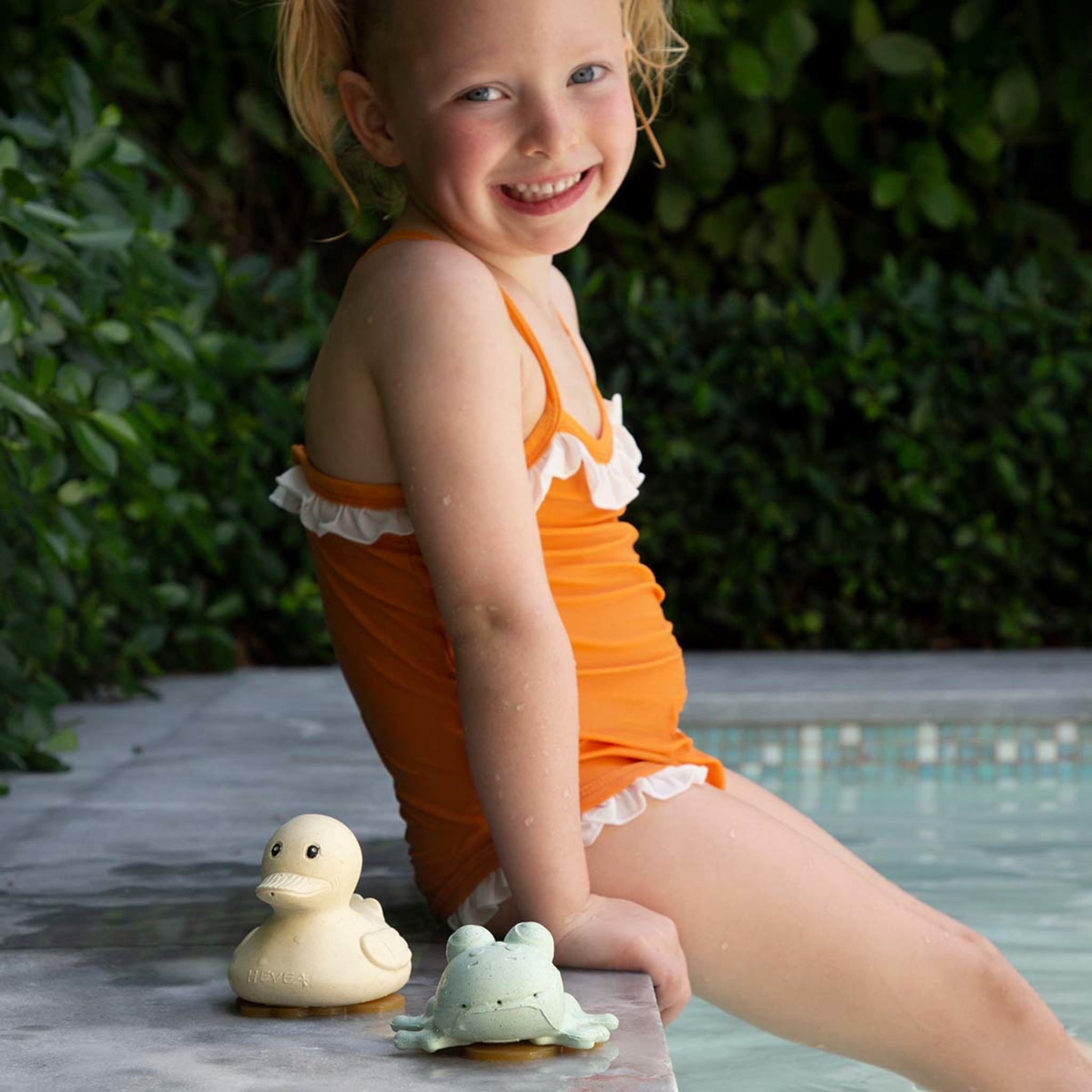hevea-squeeze-n-splash-badeset-ente-frosch-aus-upcycled-naturkautschuk image 4