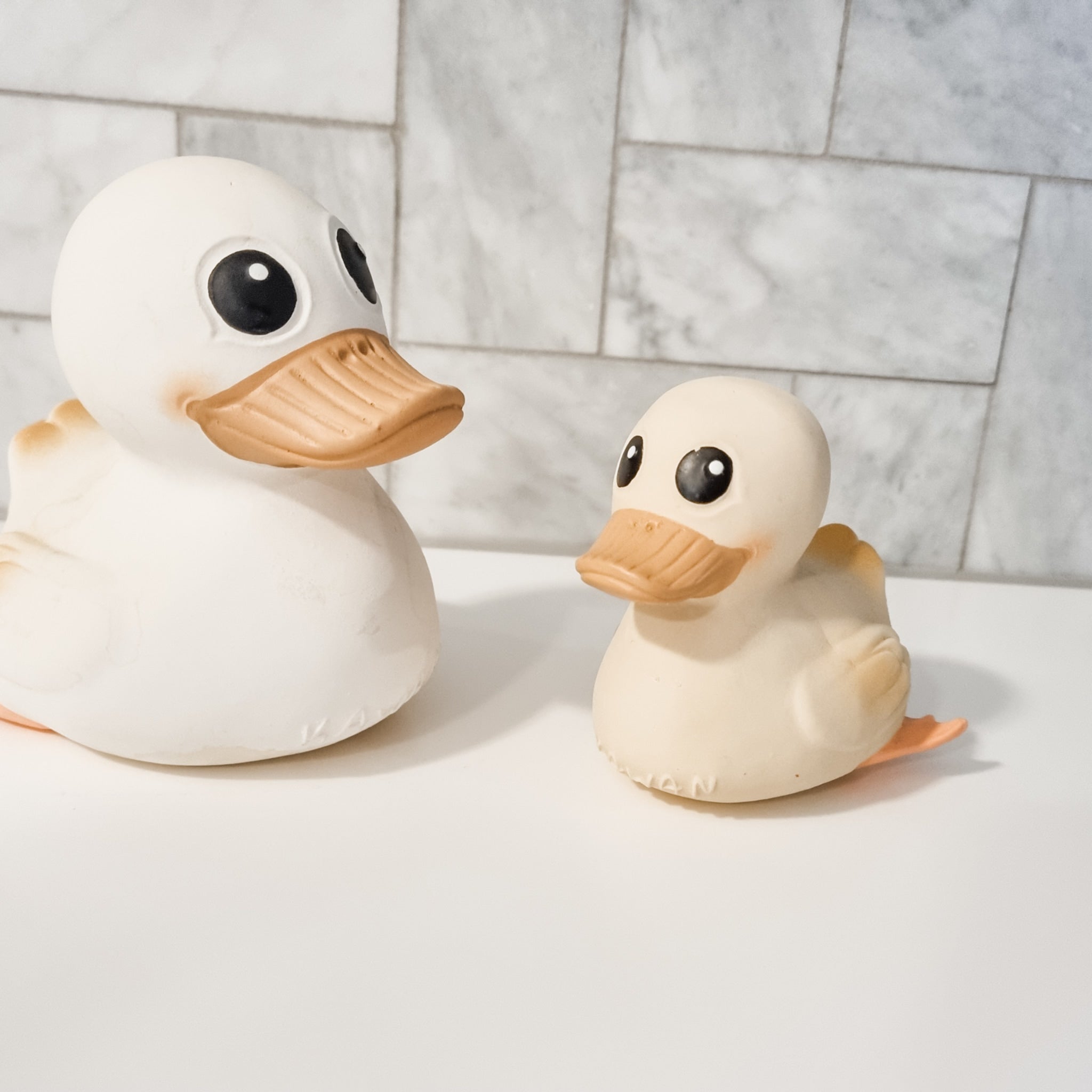 hevea-kawan-ente-original-badeente-bei-spielzeug-naturkautschuk image 2